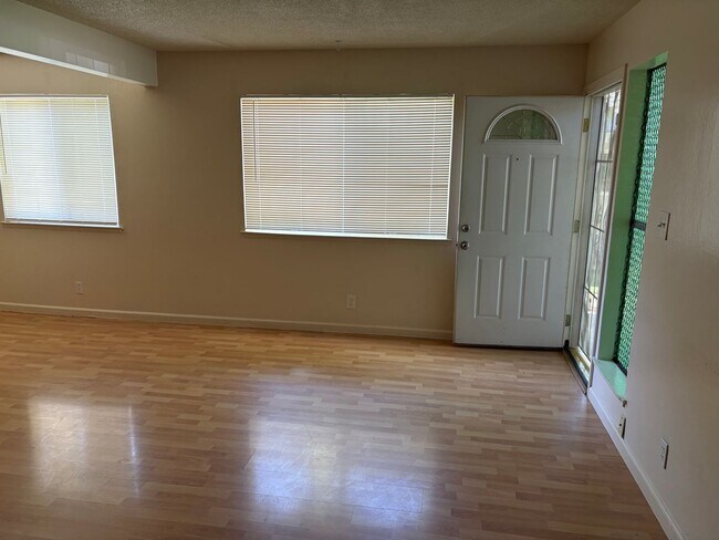 Foto del edificio - Beautifully maintained 2 bedroom condo