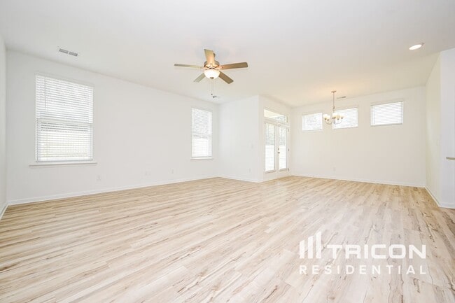 Building Photo - 153 Everett Sq