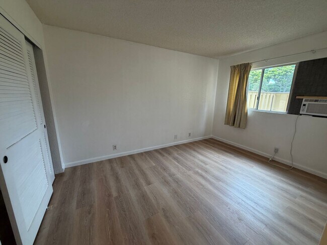 Building Photo - Ihona K2 One bedroom, one bathroom, one parking ground level townhouse.