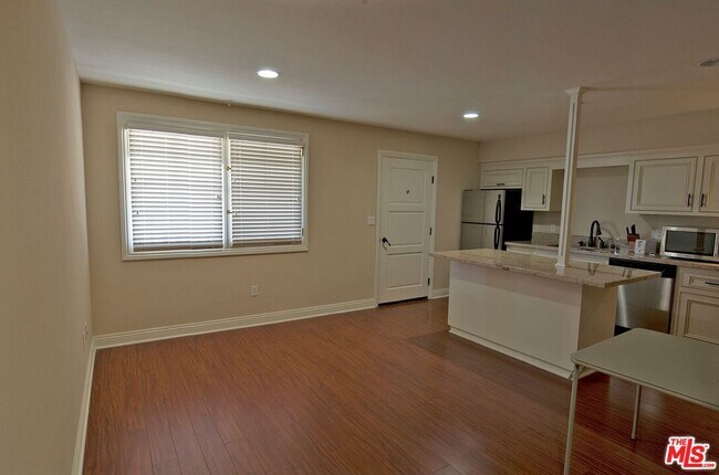 Foto del edificio - 2646 Ellendale Pl