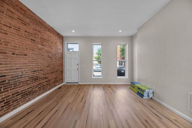 Foto del edificio - 121 N Patterson Park Ave