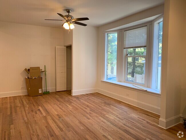 Building Photo - 1045 W Barry Ave