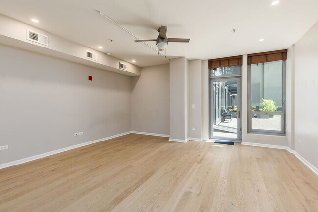 Foto del edificio - 565 W Quincy St