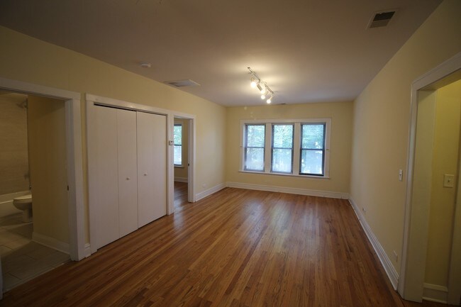 Building Photo - 3719 N Leavitt St