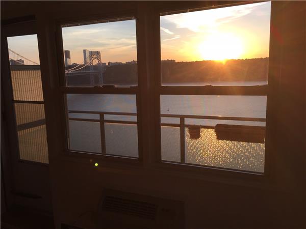 Foto del edificio - 1380 Riverside Dr