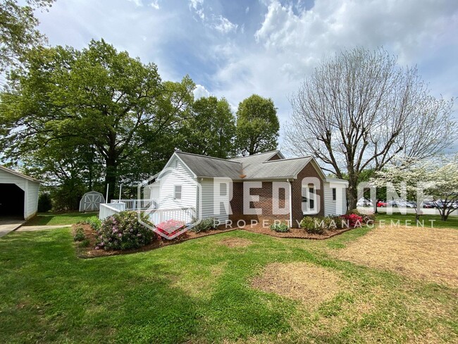Building Photo - 3 Bedroom, 2 Bath - House