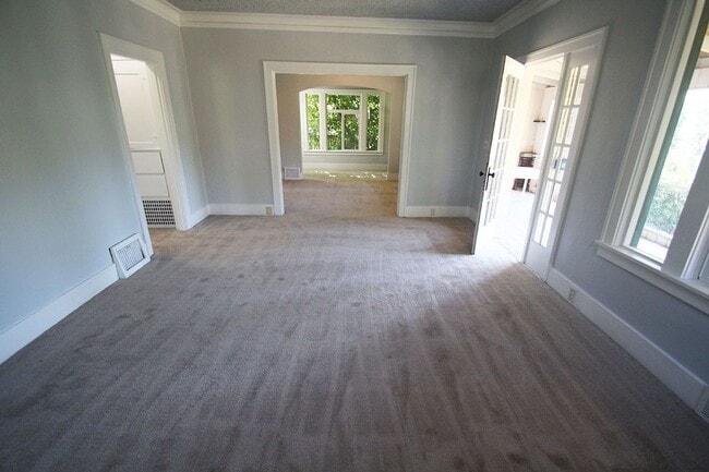 Building Photo - PRIVATE BOTHELL HOME FOR RENT W LARGE YARD & NEW PAINT & CARPET!