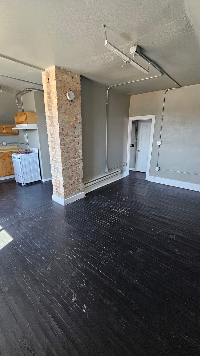 Building Photo - 1314 E Evans Ave