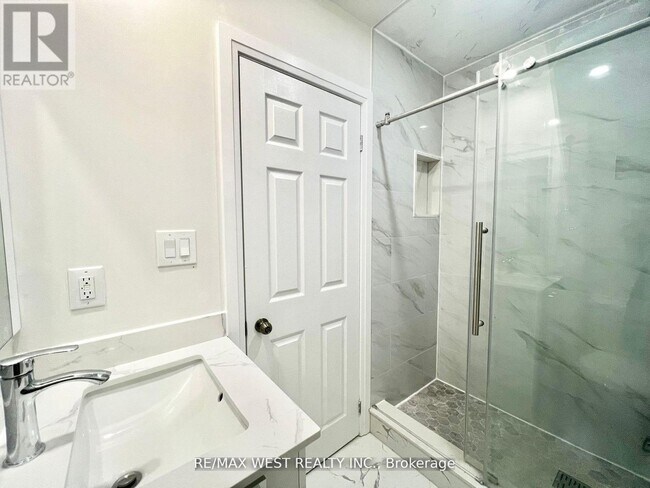 Photo du bâtiment - 4 Sutherland Ave