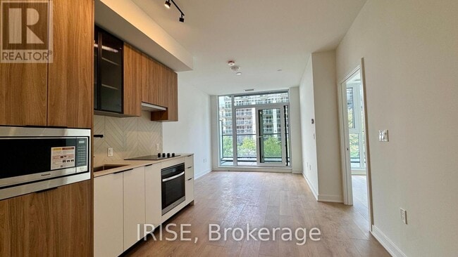Building Photo - 1037 The Queensway