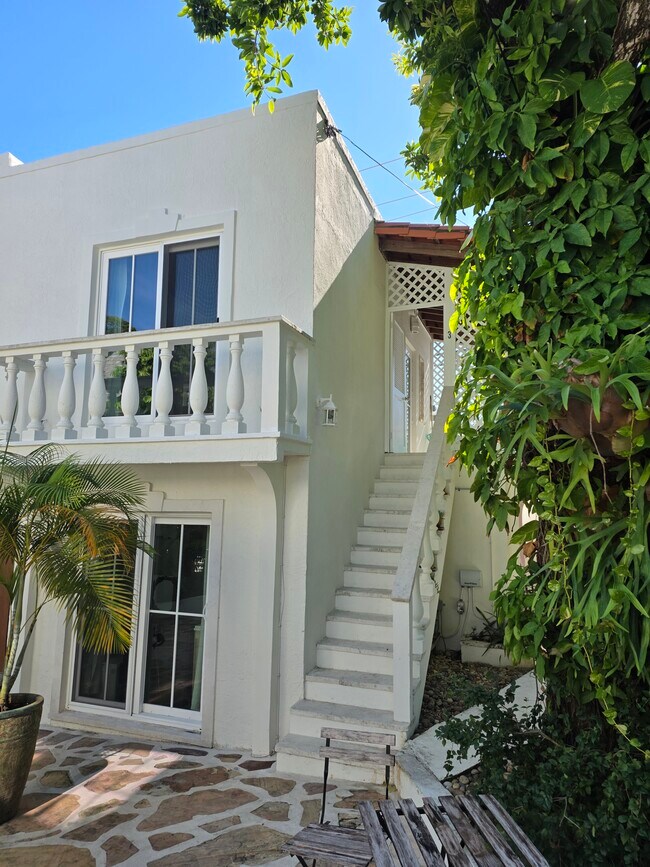 Entrada privada - 912 NE 81st St