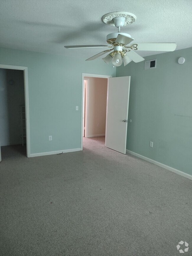 Building Photo - 5516 Lakeshore Dr