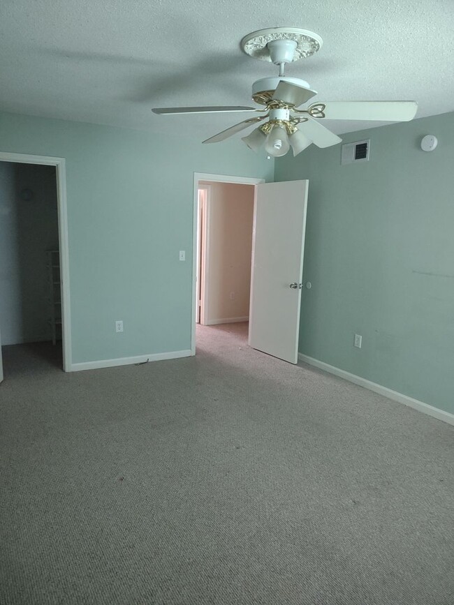 Building Photo - 5516 Lakeshore Dr