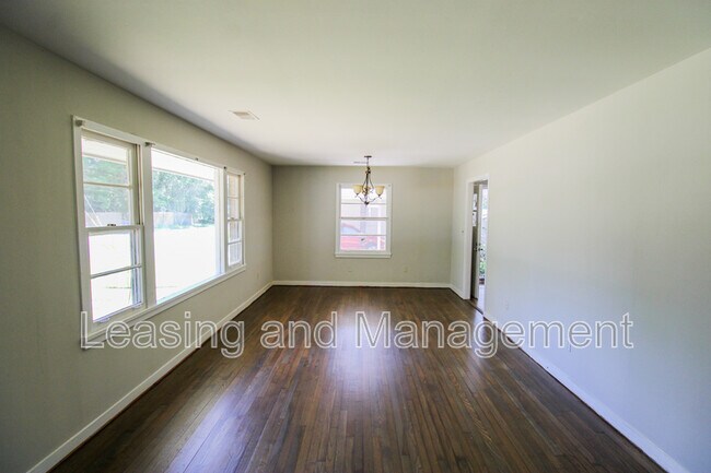 Foto del edificio - 1428 N Sherwood Dr