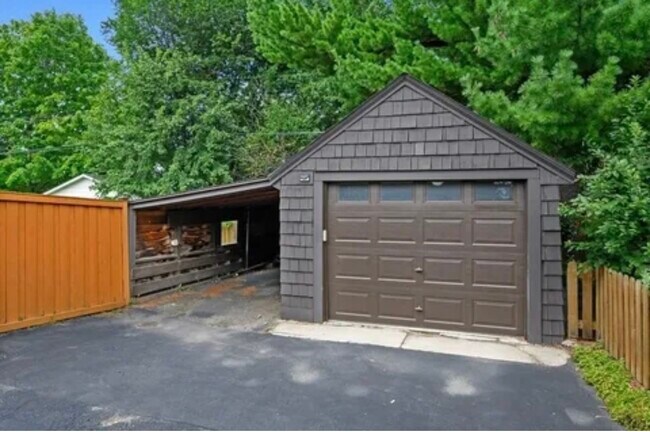 cochera - 3810 Huntington Ave