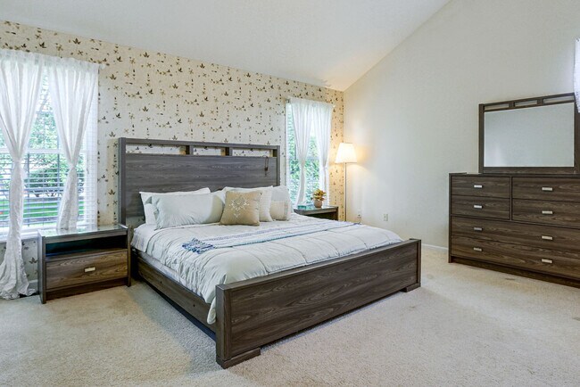 Building Photo - 5816 Lakeview Dr