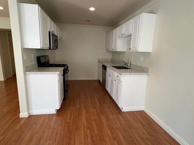 Foto del edificio - 625 E Cypress Ave