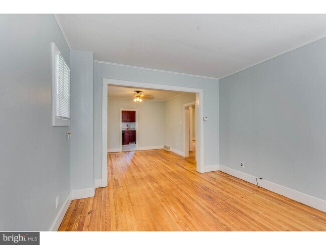 Building Photo - 106 W Crestwood Ave