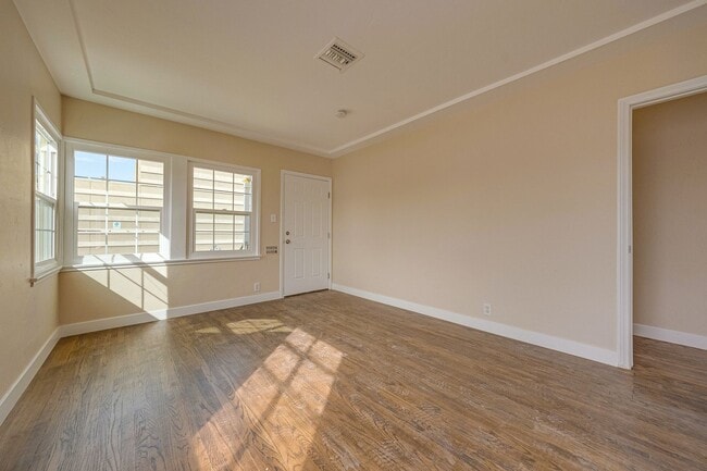 Building Photo - Charming & Convenient Living in the Heart of Downtown Las Vegas