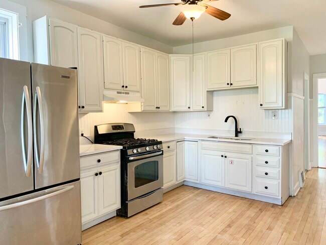 Building Photo - 2143 N Avers Ave