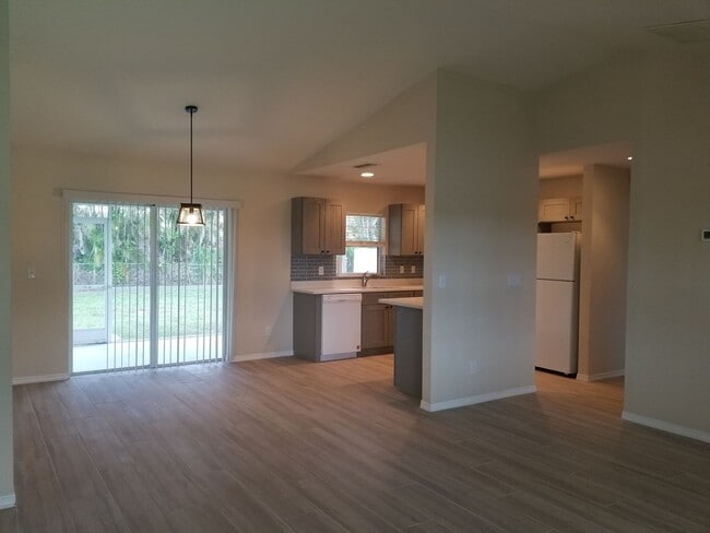 Building Photo - New Kitchen SW Area All tiled unit, comple...