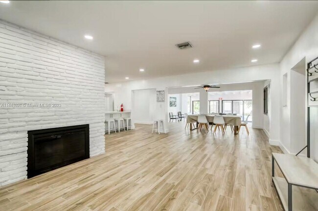 Foto del edificio - 2639 Monroe St