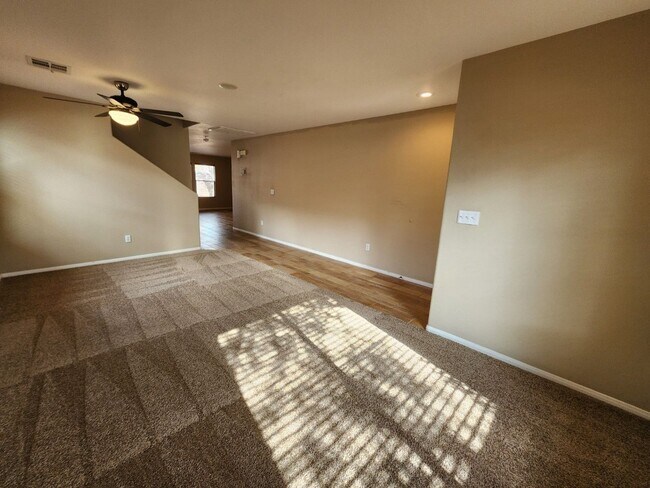 Foto del edificio - Beautiful former Model Home located near S...