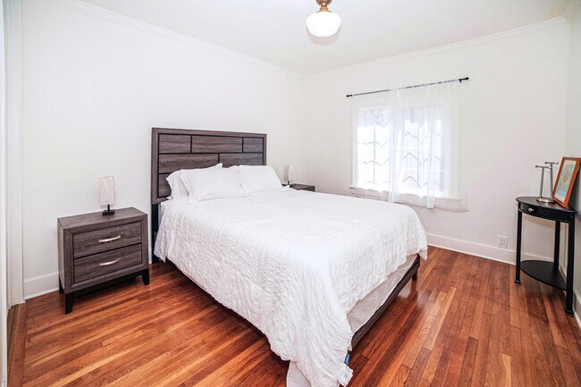Bedroom with queen size bed - 1551 Wellesley Ave