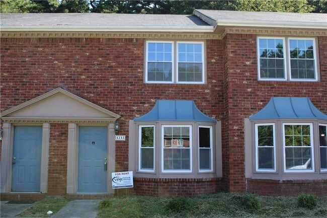 Foto del edificio - 1233 Sweet Pine Dr