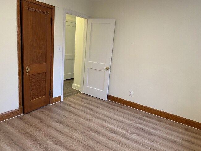 Building Photo - 5 Belhaven Dr