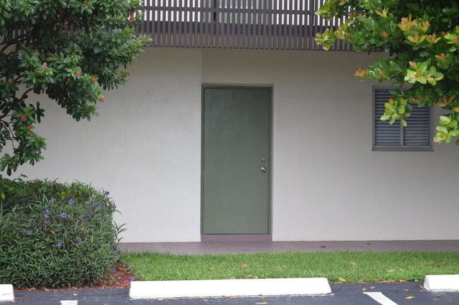 Building Photo - 1/1 Condo in Waterway club