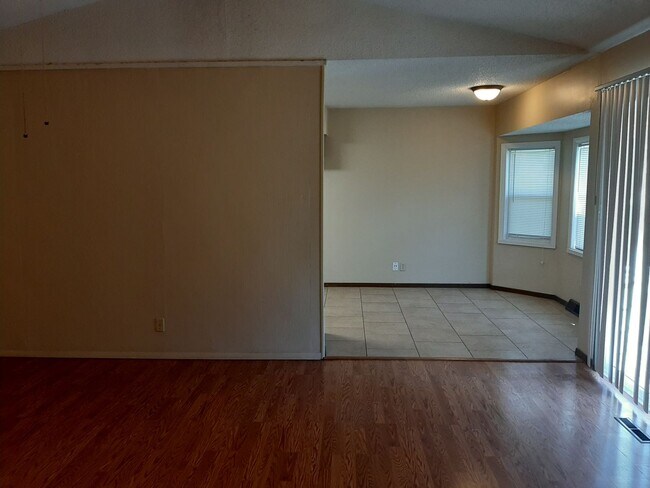 Building Photo - Nice 3 Bedroom 2 Bath close to the mall, h...