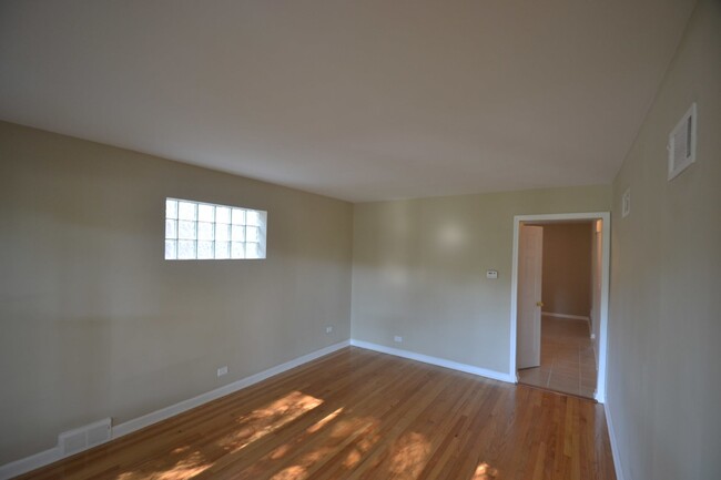 Building Photo - 3010 N Odell Ave