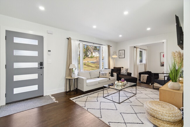 Foto del edificio - Room in House on Pasadena Dr
