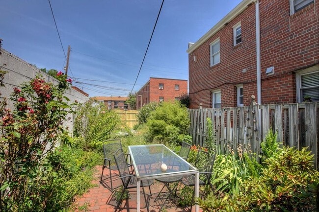 Building Photo - Sweet and Charming Shaw Rowhome! Parking I...