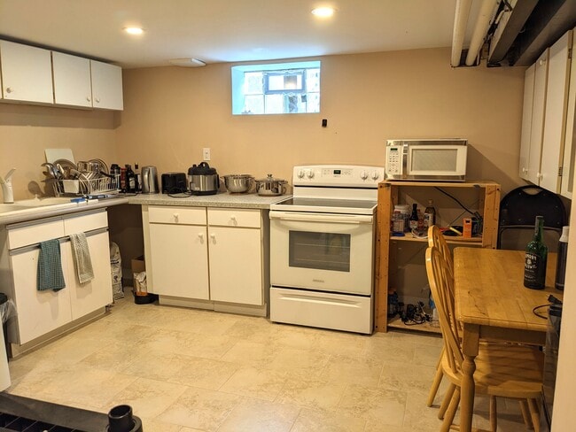 Building Photo - 3139 Avondale Av
