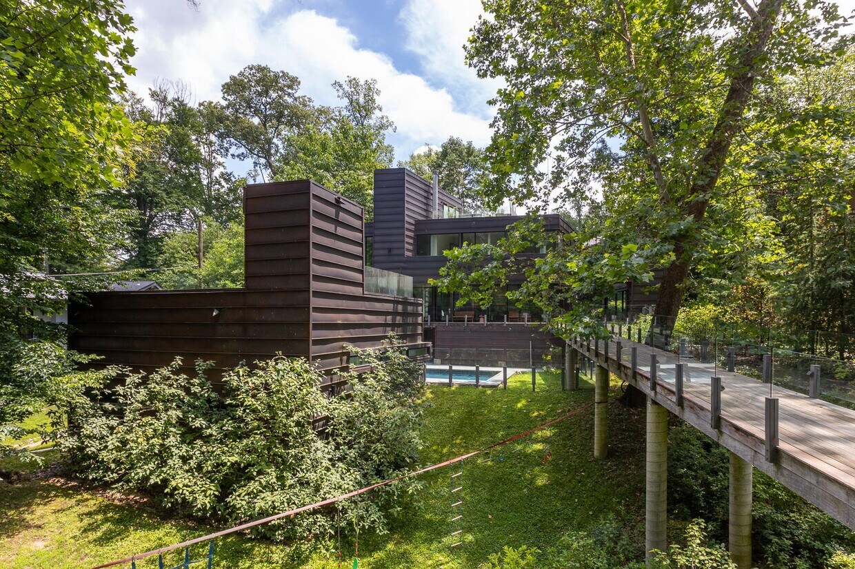 Foto principal - 2846 Davenport St NW