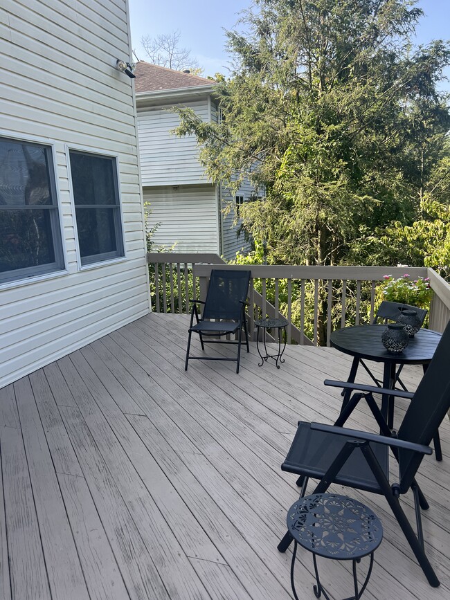 Building Photo - 33 Gainsborg Ave E