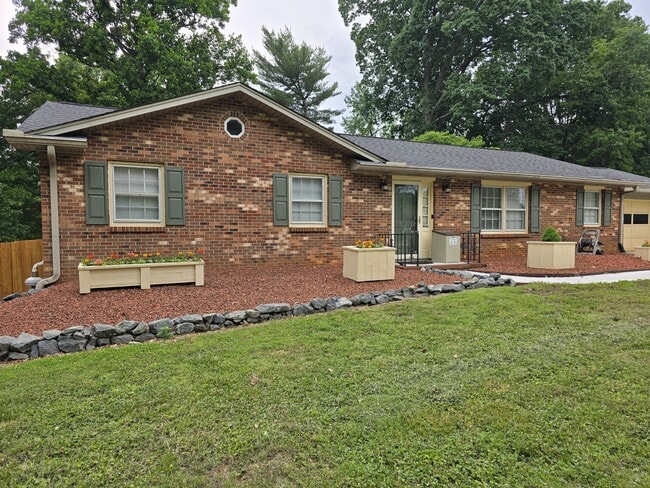 Building Photo - 4680 Forest Manor Dr