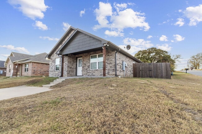 Building Photo - 931 N Barrett Ave