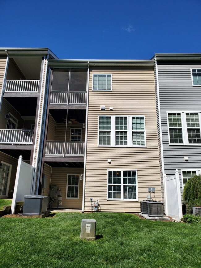 Building Photo - 4034 Abbey Park Way