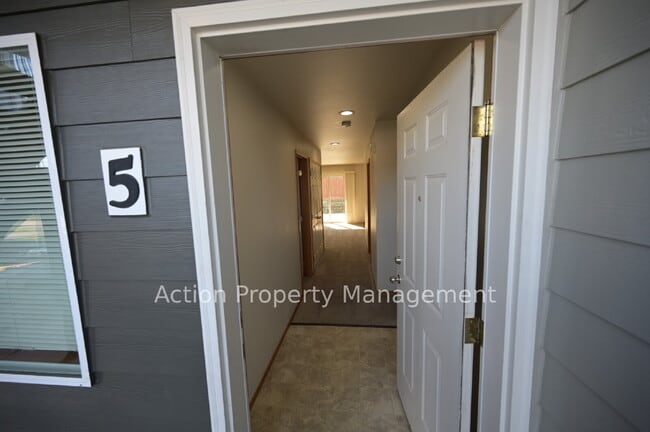 Foto del edificio - 2 bed 1 bath apartment in Port Angeles, close to Peninsula College and the Olympic National Par