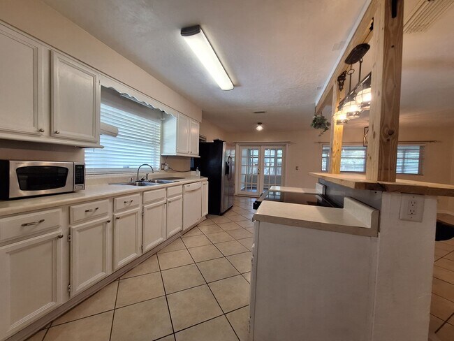 Foto del edificio - Stunning 4-Bedroom Home in Waterfront Estates – Game Room, Loft Suite, and Boat Parking!