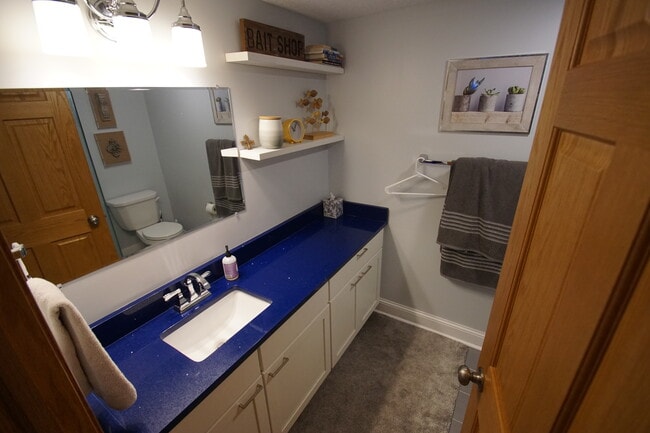 Basement unit Bathroom - 3552 Irving Ave S