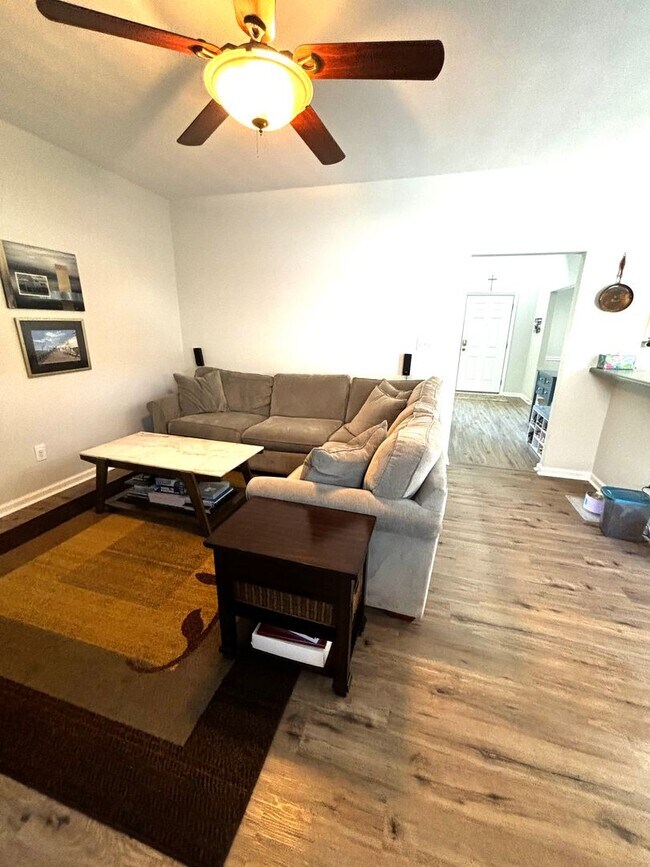 Building Photo - 4 Bedrooms and 3 bath