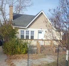 Building Photo - 4346-4346 46 Ave