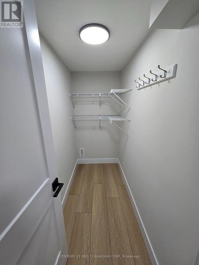 Photo du bâtiment - 640-640 Victoria St