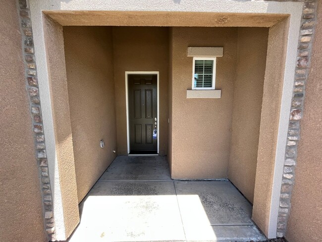 Building Photo - Immaculate 4 bedroom Hanford home availabl...