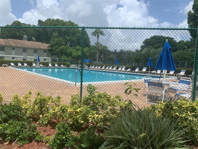 Foto del edificio - 511 Gardens Dr