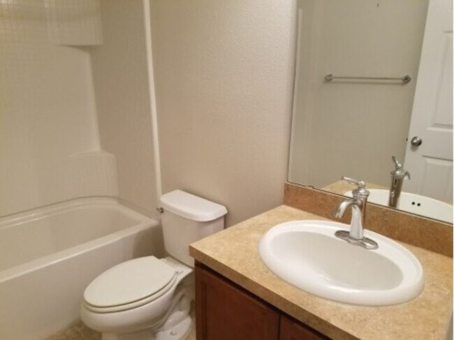 Building Photo - Well laid out 2 BDS / 2.5 Bth Townhome wit...